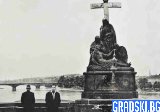 Черният поклон пред Pietà: Тенденция с електронна меланхолия